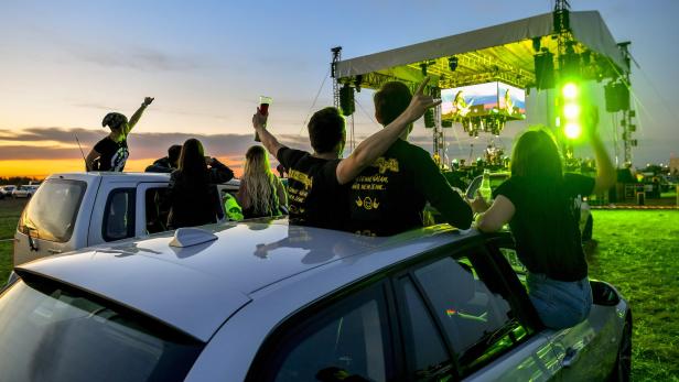 Neue Konzepte werfen viele Fragen auf: Darf bei Auto-Rock-Shows Alkohol ausgeschenkt werden? Wie teuer müssen Tickets sein, dass sich so ein Aufwand rechnet?