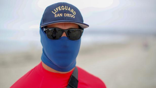 Mann mit Maske in Kalifornien