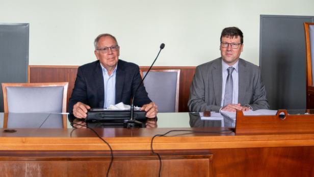 Gewann mit seiner Klage: Ex-Bürgermeister Günter Moraw mit Rechtsanwalt Michael Luszczak