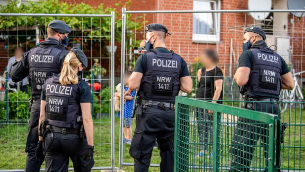 Polizei sperrt Wohnhäuser in Verl ab