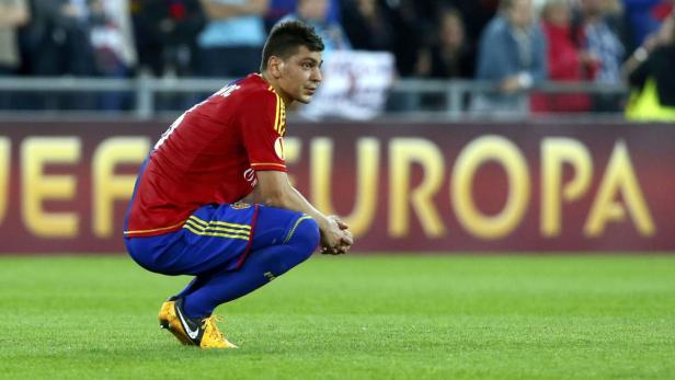 FC Basel&#039;s Aleksandar Dragovic stands dejected on the pitch after losing to Chelsea in the Europa League semi-final first leg soccer match at St. Jakob Park stadium in Basel April 25, 2013. Chelsea won the match 2-1. REUTERS/Pascal Lauener (SWITZERLAND - Tags: SPORT SOCCER)