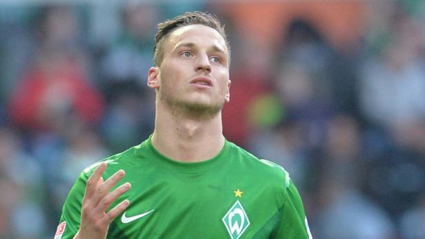 Fußball Bundesliga, 30. Spieltag, Werder Bremen - VfL Wolfsburg am 20.04.2013 im Weser Stadion in Bremen. Werders Marko Arnautovic gestikuliert nach einer vergebenen Chance. Foto: Carmen Jaspersen dpa - (Achtung! Hinweis zur Bildnutzung! Die DFL erlaubt die Weiterverwertung von maximal 15 Fotos (keine Sequenzbilder und keine Fotostrecken) während des Spiels (einschließlich Halbzeit) aus dem Stadion und/oder vom Spiel im Internet und in Online-Medien. Uneingeschränkt gestattet ist die Weiterleitung digitalisierter Aufnahmen bereits während des Spiels ausschließlich zur internen redaktionellen Bearbeitung (z.B. via Bilddatenbanken). +++(c) dpa - Bildfunk+++