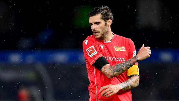 Ein Fußballspieler von Union Berlin während eines Bundesligaspiels.