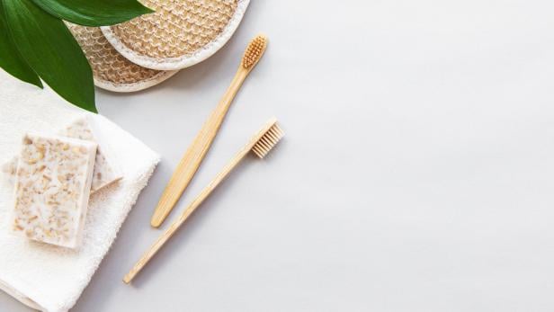 Zu festem Shampoo gesellen sich in immer mehr Haushalten Zahnbürsten aus Bambus.