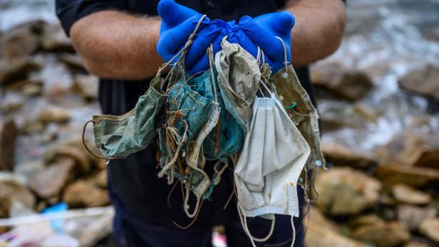 Ein Meeresschützer hält das Ergebnis seiner Müll-Sammelaktion auf der asiatischen Insel Lantau in Händen.