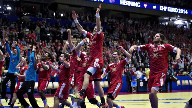 Dänische Handballspieler jubeln während eines Spiels der EHF EURO 2014 in Herning.