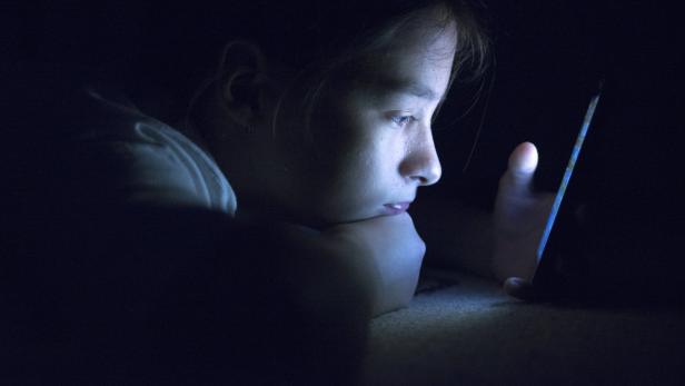 Warum Blaufilter am Handy den Schlaf verbessern können