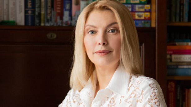 Oksana Volozhanina, Eigentümerin Schloss Krumbach International School