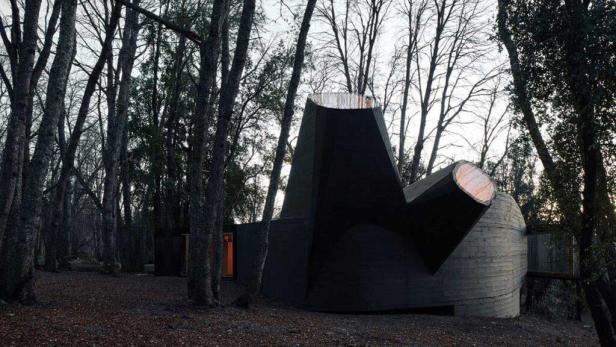 Das „Haus für das Gedicht des rechten Winkels“ von Smiljan Radic in einem Wald.