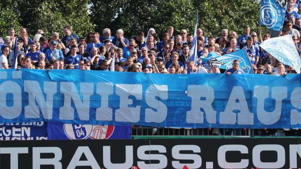 Protest gegen Tönnies: Schalke-Fans machen mit Menschenkette mobil