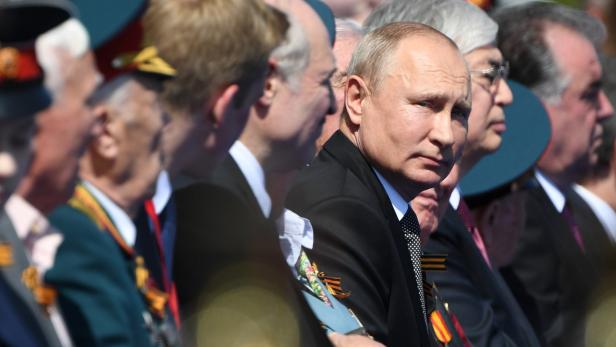 Stolz und Abschreckung: Putin feiert größte Militärparade