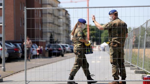 Unter Quarantäne: Soldaten riegeln Wohnblock von Tönnies-Mitarbeitern ab