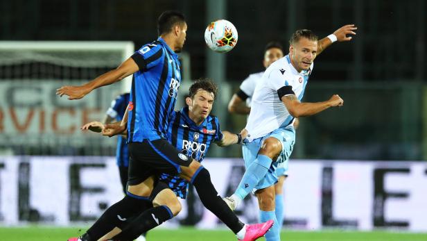 Fußballspieler im Duell um den Ball während eines Spiels.