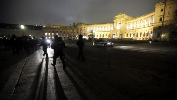 Vor der Hofburg verwandelte die Polizei das sonst belebte Areal in eine Hochsicherheitszone - 2000 Beamte waren im Einsatz, um die 1500 Ballbesucher von den Demonstranten zu separieren.