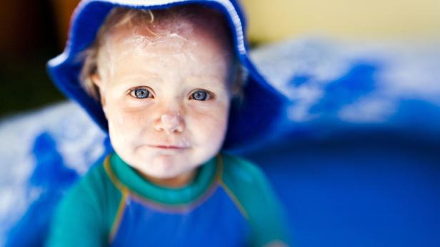 Kind im Planschbecken.