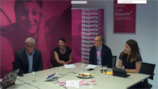 Vor der Kamera: Josef Buttinger (Gründer hr-lounge), Magenta-HR-Chefin Sabine Bothe, Magenta-CEO Andreas Bierwirth und Magenta-CCO Maria Zesch