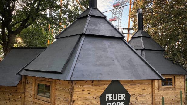 Im Prater wird es heiß: Feuerdorf baut Hütten beim Riesenrad auf