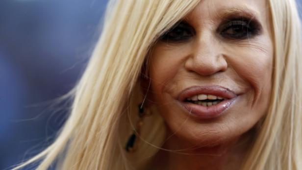 Fashion designer Donatella Versace arrives at the Metropolitan Museum of Art Costume Institute Gala Benefit celebrating the opening of &quot;Charles James: Beyond Fashion&quot; in Upper Manhattan, New York May 5, 2014. REUTERS/Carlo Allegri (UNITED STATES - Tags: ENTERTAINMENT FASHION HEADSHOT TPX IMAGES OF THE DAY)