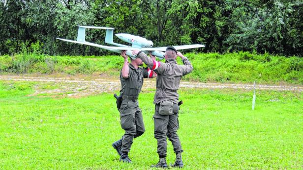 Geschulte Soldaten geben der Drohne Starthilfe