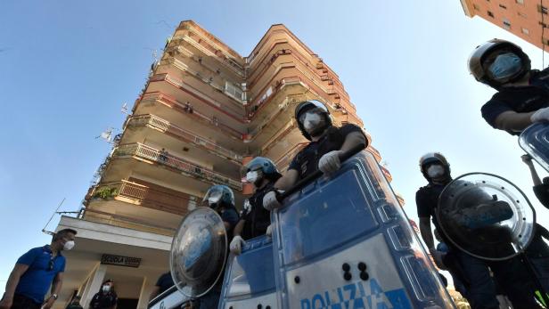 Hunderte Arbeiter in Quarantäne: Unruhen nach Corona-Ausbruch in Süditalien