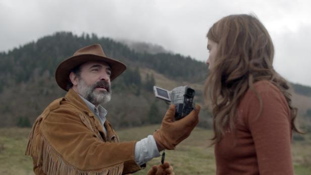Jean Dujardin dreht einen Film, während er Jagd auf Menschen in Jacken macht und findet in Adèle Haenel eine Komplizin: „Monsieur Killerstyle“ von Quentin Dupieux