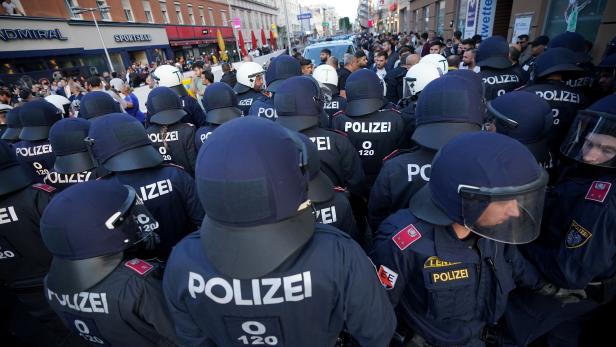 Nehammer zu Demos: Gewalt gegen Polizisten "neues Phänomen"