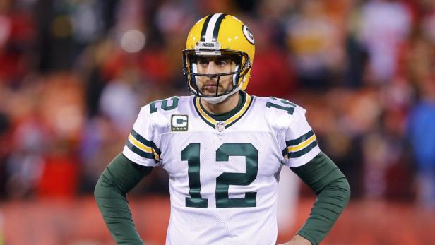 Green Bay Packers quarterback Aaron Rodgers waits for play to resume against the San Francisco 49ers late in the fourth quarter during their NFL NFC Divisional playoff football game in San Francisco, California, January 12, 2013. REUTERS/Mike Blake (UNITED STATES - Tags: SPORT FOOTBALL)