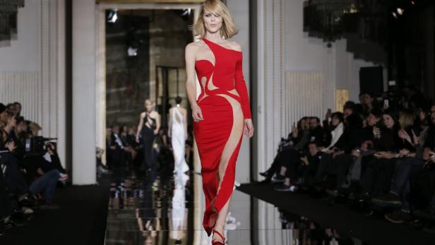 Tag 1: Das Italo-Label Atelier Versace machte bei den diesjährigen Couture-Schauen gestern Abend, dem 25. Jänner, den Anfang. Designerin Donatella Versace trumpfte aber nicht nur mit einer hinreißenden Kollektion auf, sondern auch mit einer hochkarätigen Modelbesetzung. Hier Top-Model Eva Herzigova.