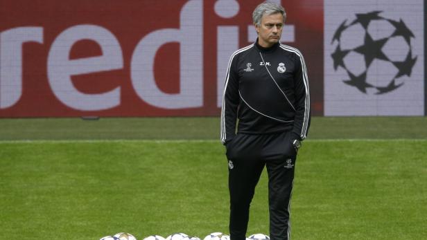 REFILE ADDING PLAYER&#039;S FIRST NAME - Real Madrid&#039;s Jose Mourinho watches his team during a training session in Dortmund April 23, 2013. Borussia Dortmund will play the Champions League first leg semi-final soccer match against Real Madrid on Wednesday. REUTERS/Ina Fassbender (GERMANY - Tags: SPORT SOCCER)