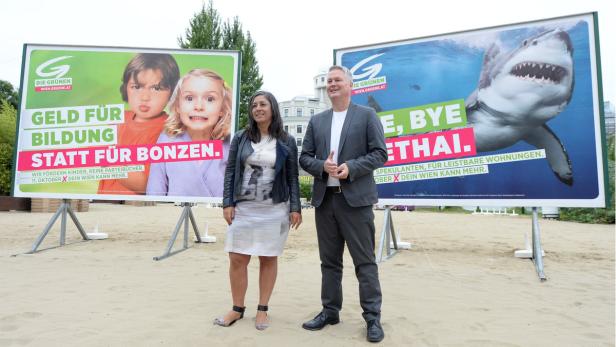 Spitzenkandidatin Maria Vassilakou und Klubobmann David Ellensohn präsentieren die &quot;1. Plakatwelle für die Gemeinderats-Wahl&quot;.