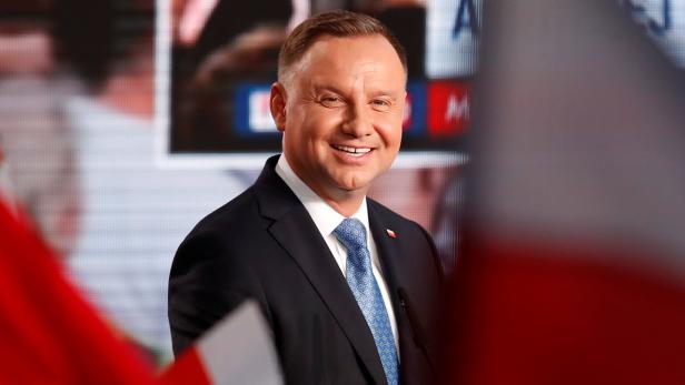 Polen: Präsident Duda muss in Stichwahl gegen Liberalen Trzaskowski