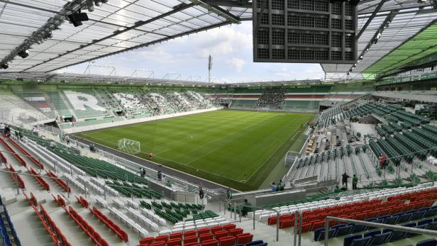 Blick auf das Innere des Allianz Stadions in Wien mit grünen und weißen Sitzen.