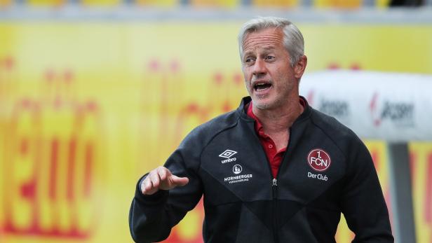 Trainer des 1. FC Nürnberg gestikuliert während eines Spiels.