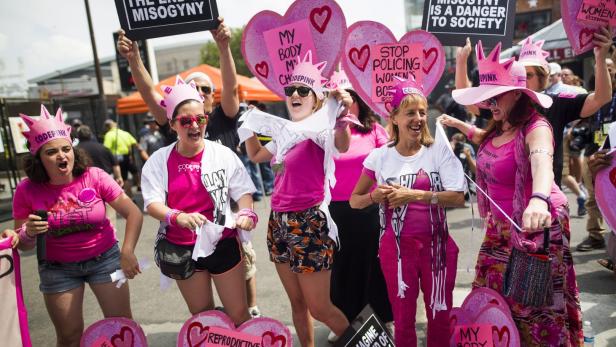 Bewusstes Spiel mit dem Klischee: Die Aktivistinnengruppe „Code Pink“ protestiert gegen sexistische Aussagen des US-Präsidenten