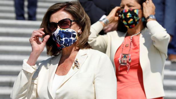 Nancy Pelosi trägt gerne selbst genähten Mund-Nasen-Schutz