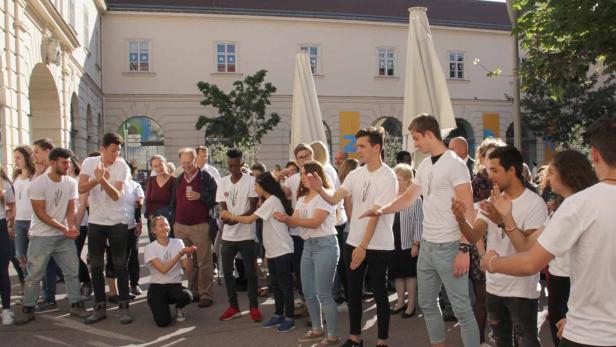 Die Abschluss-Performance der Peace-Camper_innen beginnt schon vor dem Theaterhaus im MQ-Fürstenhof - wie eine menschliche &quot;Maschine&quot; befördern die Mitwirkenden das Publikum in den Dschungel Wien