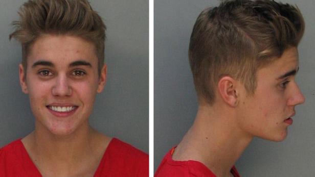 Was ist nur aus dem kleinen, lieben geworden? Zuerst randalierte er auf seiner Südamerika-Tour in einem Hotelzimmer, danach wird er bei einem Bordell abgewiesen, später muss er von seinem Bodyguard gegen wartende Paparazziszurück gehalten werden (okay, das ist wohl verständlich) Und jetzt das: Am Donnerstag wurde Bieber nach einem illegalen Straßenrennen in Miami Beach festgenommen. Dabei war der kleine Justin doch einmal soooo süüüß.