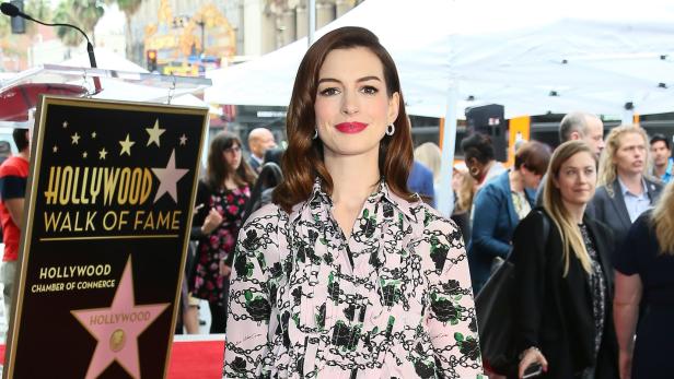 Anne Hathaway verrät, warum Christopher Nolan Sessel vom Set verbannt