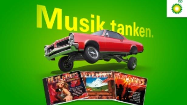 Eine BP Austria Werbung mit dem Slogan „Musik tanken“ und einem roten Auto über CD-Covern.