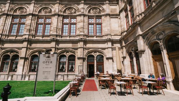 Wiener Café Oper verabschiedete sich mit Charity Flohmarkt