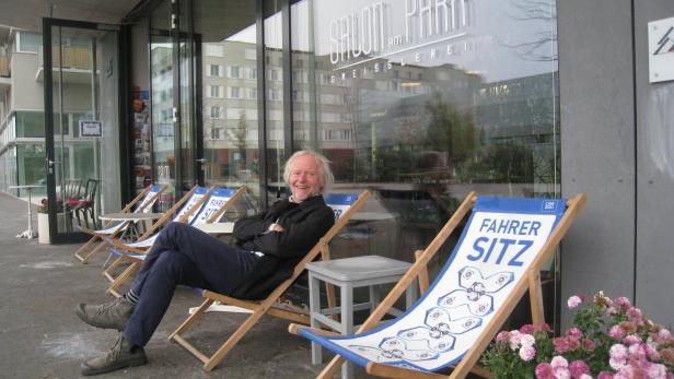 Einer saß vor dem Salon am Park: Der Schauspieler betreibt mit Nachbarn die Café-Greißlerei