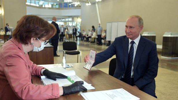Ohne Maske: Putin stimmte über seine Verfassungsreform ab
