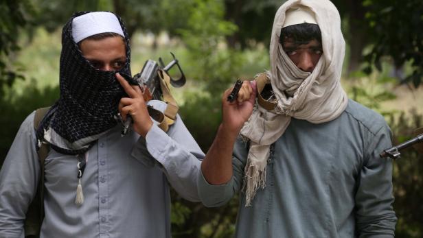 Ex-Taliban-Kämpfer bei der Übergabe ihrer Waffen an die afghanische Armee