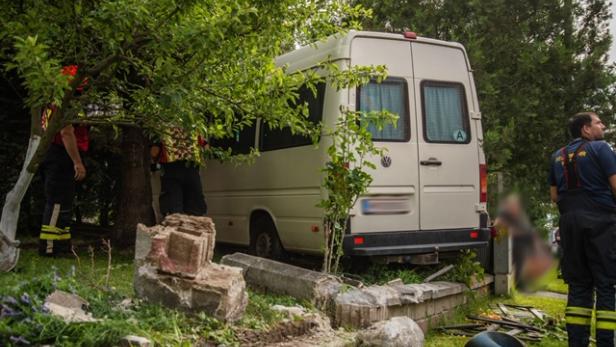 NÖ: Kleinbus landet im Vorgarten einer Familie