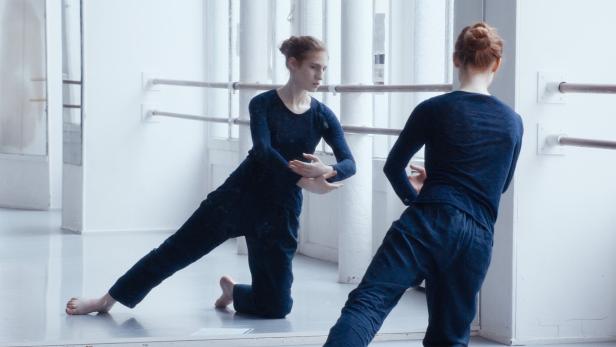 Agathe Bonitzer studiert die Choreografie von Isadora Duncans Solo „Mother“ in Damien Manivels zärtlichem Film „Isadoras Kinder“