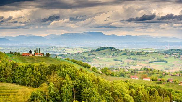 Von Kitzeck, dem höchst gelegenen Weinort Österreichs, überblickt man an klaren Tagen die gesamte Südsteiermark und Teile der Oststeiermark