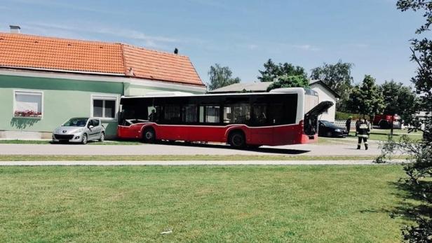 Linienbus kracht im Bezirk Gänserndorf gegen Hausmauer
