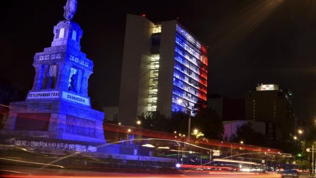 Regierungsgebäude in Mexiko City leuchtet aus Solidarität in den französischen Nationalfarben.