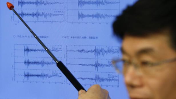 Japan Meteorological Agency&#039;s earthquake and tsunami observations division director Akira Nagai points at a graph of ground motion waveform data observed in the morning in Japan during a news conference in Tokyo February 12, 2013. Seismic activities detected at around 0300 GMT in North Korea may be the result of a nuclear test, Japan&#039;s top government spokesman said on Tuesday. REUTERS/Toru Hanai (JAPAN - Tags: POLITICS MILITARY)