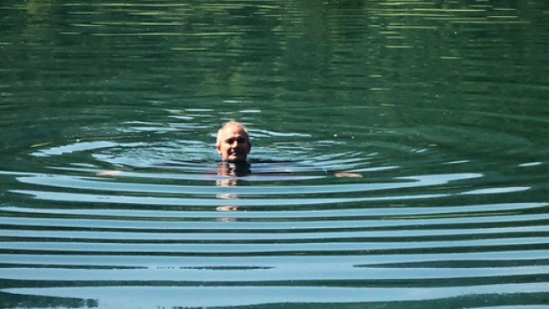 Leigh Turner badet im Weißensee.